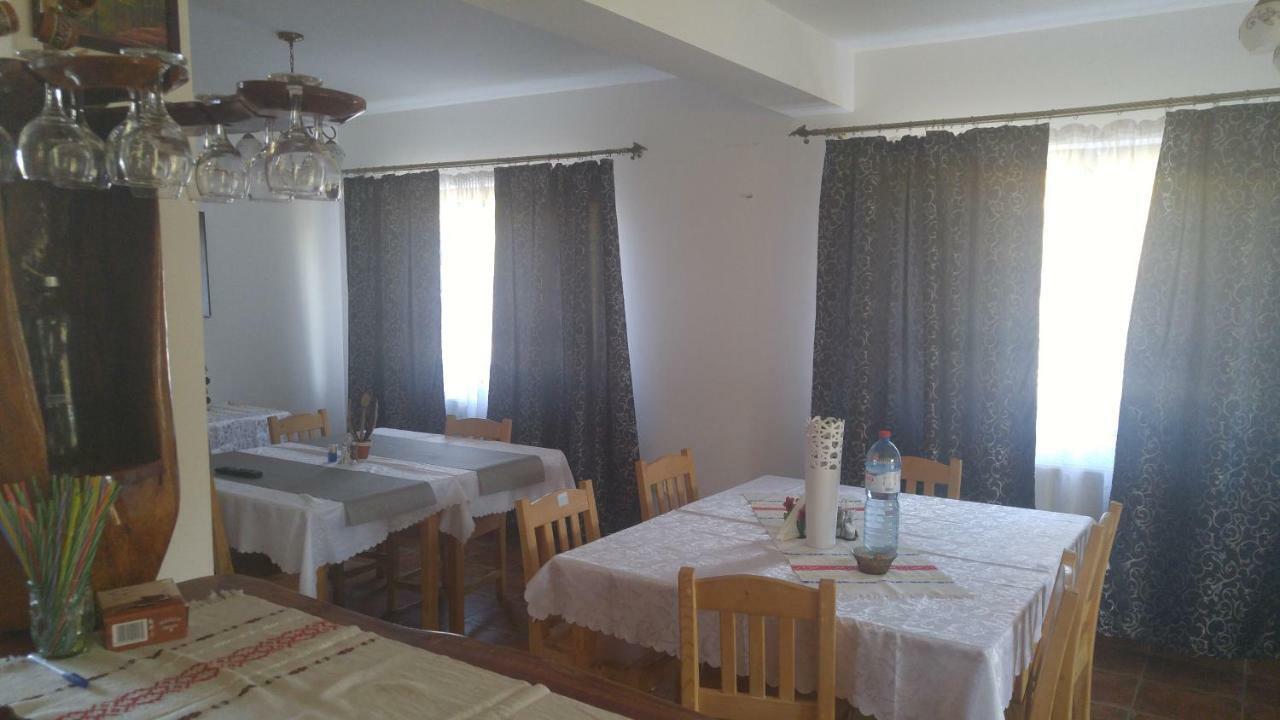 Pensiunea Casa Vanatorului Hotell Oteleni Exteriör bild