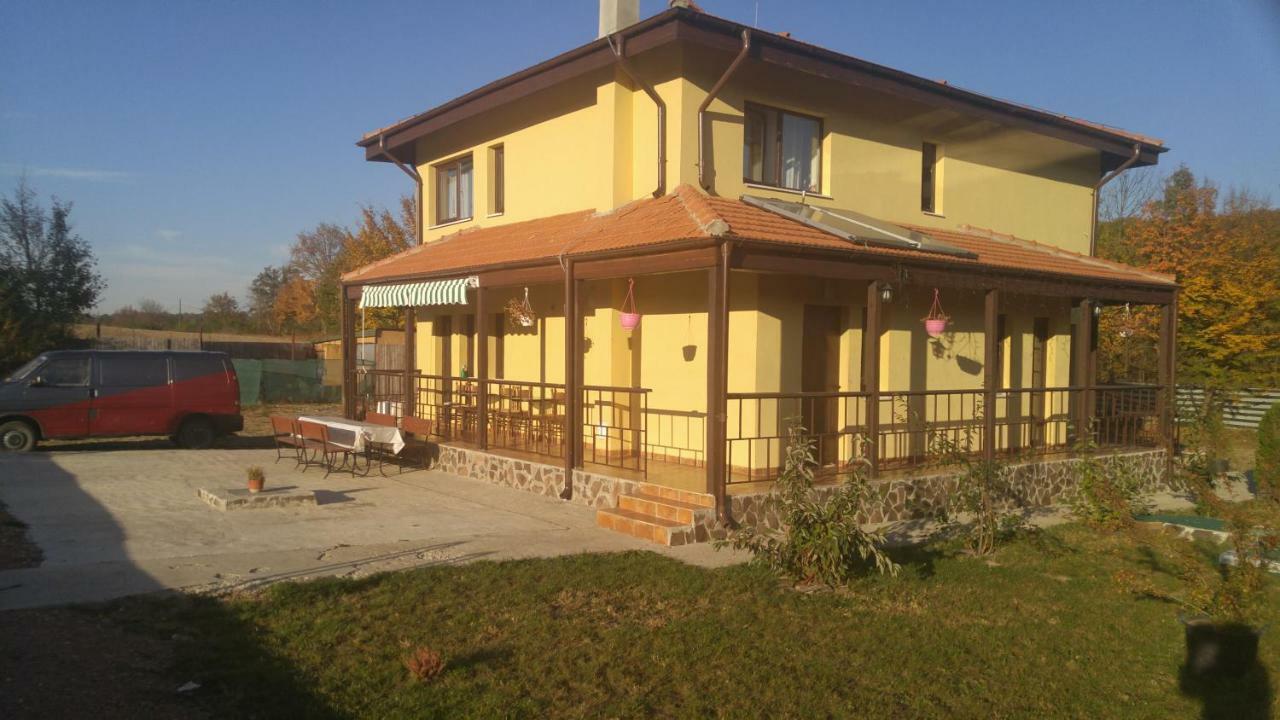 Pensiunea Casa Vanatorului Hotell Oteleni Exteriör bild