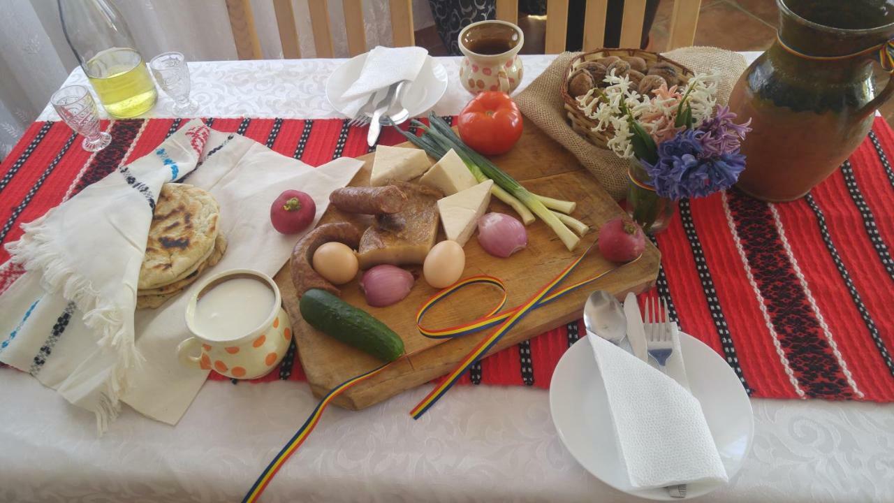 Pensiunea Casa Vanatorului Hotell Oteleni Exteriör bild